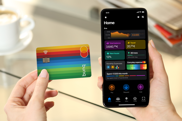 Hände mit bunq Karte und App in der Hand